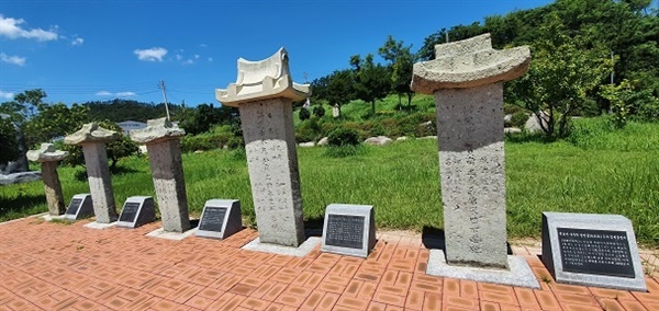 농민운동기념관 옆에 있는 이 기념비들 중에는 일본인 변호사가 농민들을 변호하여 준 것을 기념하여 세운 기념비도 있어 흥미롭다.