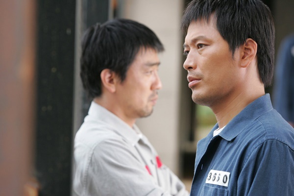  서른을 훌쩍 넘긴 나이에 영화에 데뷔한 류승룡(왼쪽)은 <거룩한 계보>를 통해 처음으로 주연을 맡았다.