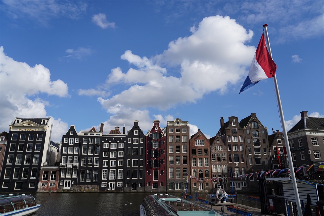 네덜란드 국기와 암스테르담