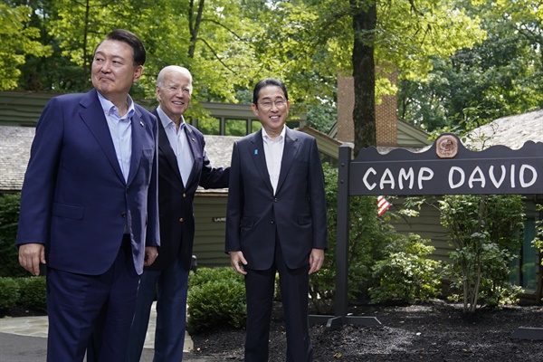 윤석열 한국 대통령과 조 바이든 미국 대통령, 기시다 후미오 일본 총리가 2023년 8월 18일 금요일 메릴랜드주 서몬트 인근의 캠프 데이비드에서 만나고 있다. 