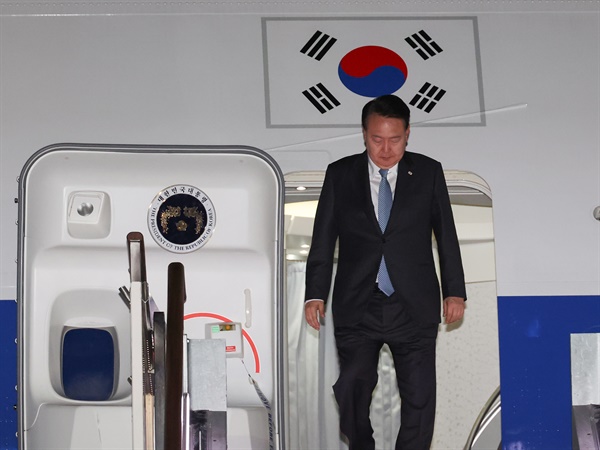 한미일 정상회의을 마치고 귀국한 윤석열 대통령이 20일 성남 서울공항에 도착, 전용기인 공군 1호기에서 내리고 있다.

