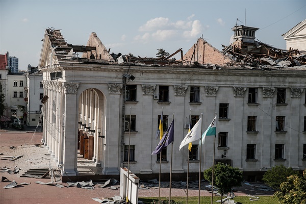 19일(현지시간) 우크라이나 북부 도시 체르니히우에서 극장 건물이 러시아군의 공습으로 일부 파괴돼있다. 러시아가 발사한 미사일이 이날 전선 후방인 체르니히우의 도심 광장을 공격해 최소 7명이 숨지고 110명이 다쳤다. 