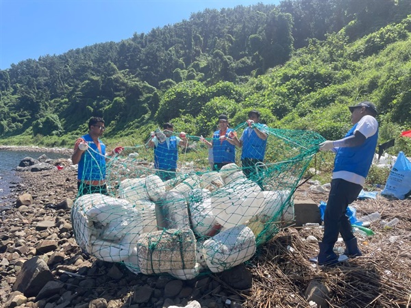 경상남도외국인주민지원센터의 해양 쓰레기 정화 활동,