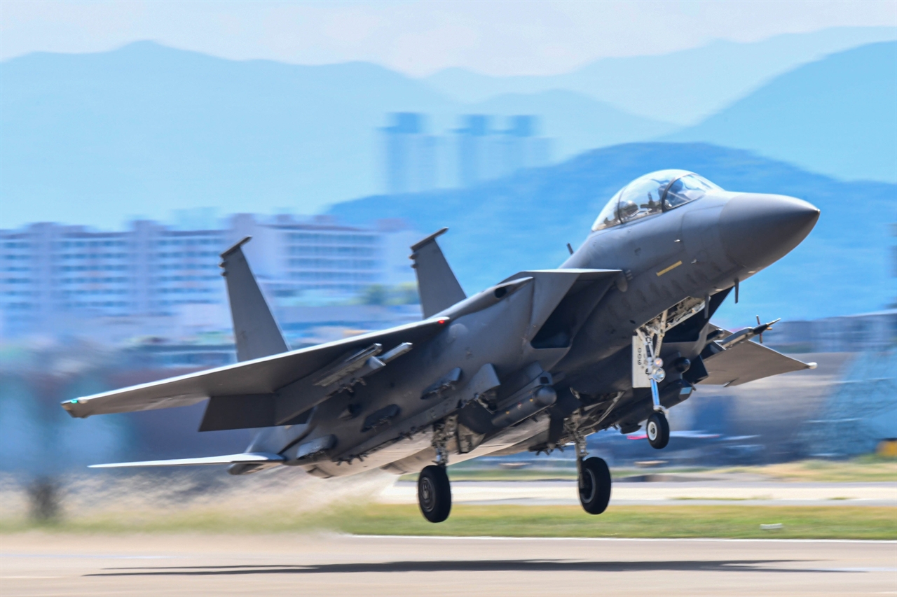 F-15K 전투기가 활주로를 이륙하고 있다. (자료사진)