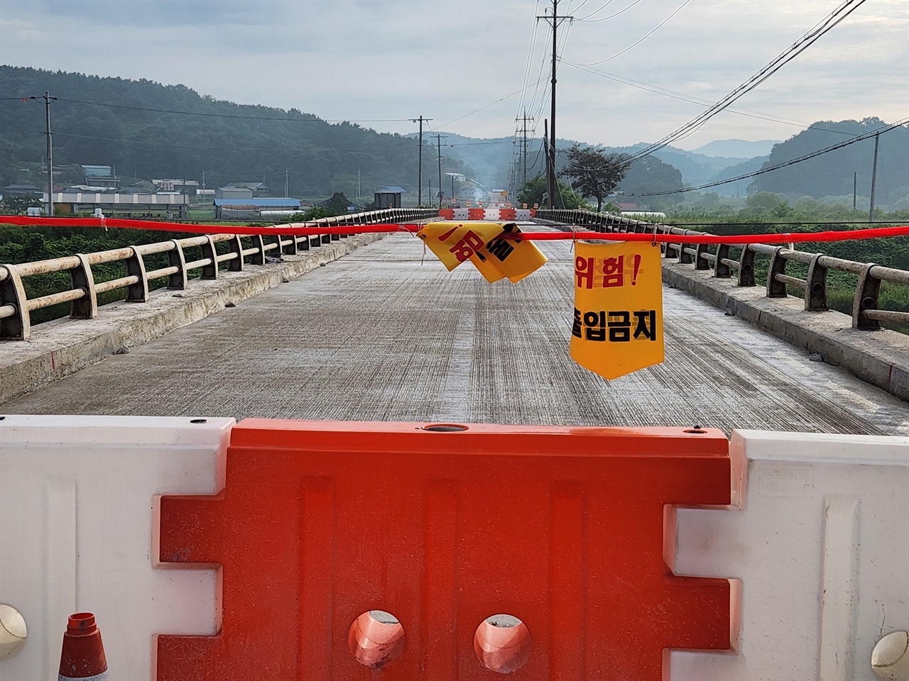 8월 21일. 충남 홍성군 와룡교, 현재 보강공사가 한창 진행 중이다.  