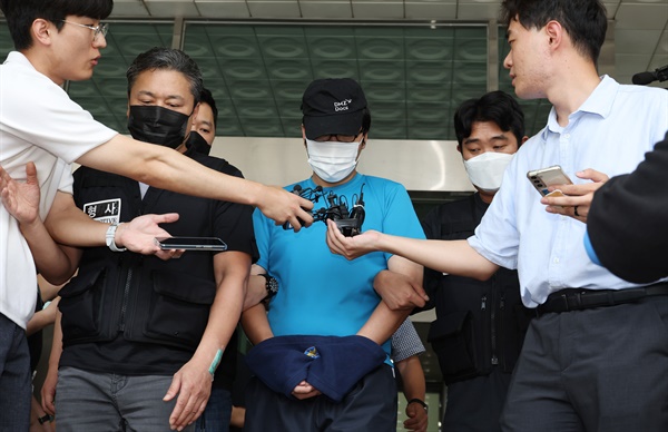 서울 신림동 등산로 성폭행 사건의 피의자 최모씨가 8월 19일 서울중앙지법에서 열리는 영장실질심사를 위해 관악경찰서를 나서고 있다. 
