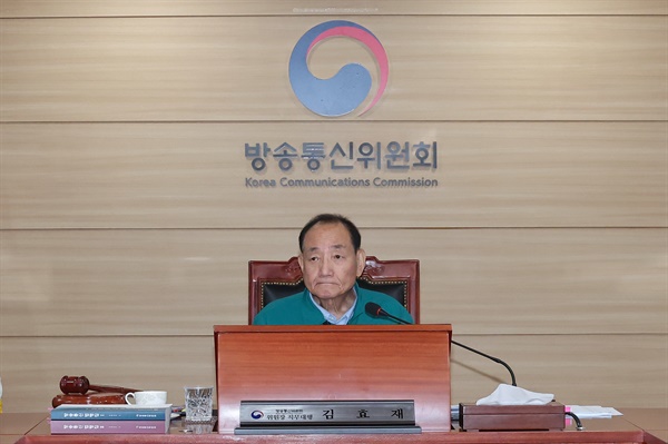 지난 21일 오전 정부과천청사에서 열린 방송통신위원회 전체회의에서 김효재 위원장 직무대행이 회의장으로 들어서고 있다.