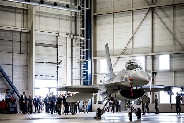 볼로디미르 젤렌스키 우크라이나 대통령이 2023년 8월 20일 네덜란드 아인트호벤에 있는 아인트호벤 공군 기지를 방문하고 있다. 네덜란드는 덴마크와 함께 우크라이나에 F-16 전투기를 공급하기로 했따. 