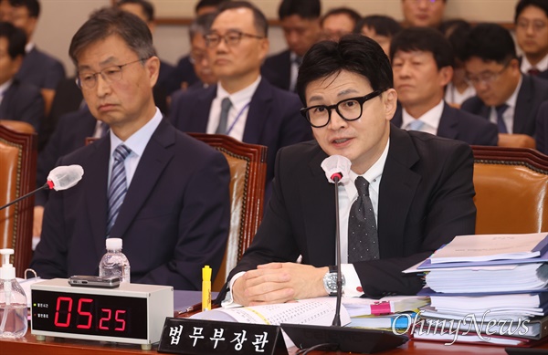2023년 8월 21일 한동훈 법무부 장관이 서울 여의도 국회 법제사법위원회 전체회의에서 의원들의 질의에 답변하고 있다.