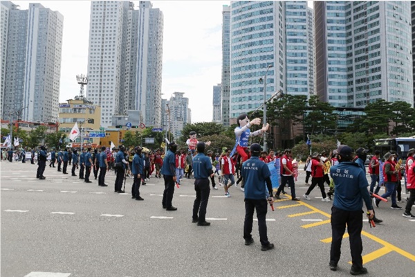 전국이주노동자대회에서 거리행진하는 참가자들