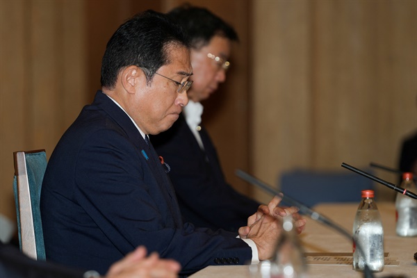기시다 후미오 일본 총리가 2023년 8월 21일 일본 도쿄 총리실에서 사카모토 마사노부 전국어업협동조합연합회 회장 등과의 회담에 참석해 있다.