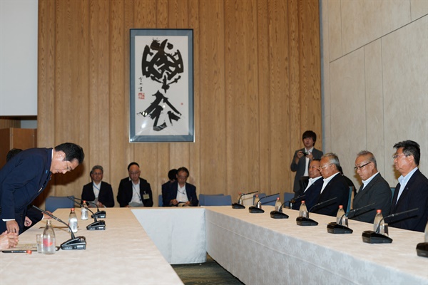 기시다 후미오 일본 총리가 2023년 8월 21일 일본 도쿄의 총리 관저에서 사카모토 마사노부 전국어업협동조합연합회장과 다른 참석자들과 인사하고 있다.