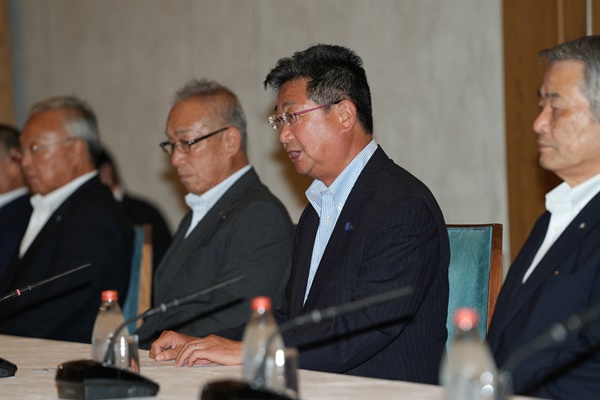 사카모토 마사노부 일본 전국어업협동조합 연합회장이 2023년 8월 21일 일본 도쿄 총리관저에서 기시다 후미오 일본 총리와 회담하는 동안 발언하고 있다. 