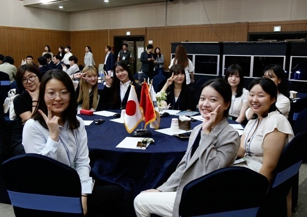 한국, 중국, 일본 대학생들이 환하게 웃으며 포즈를 취했다. 