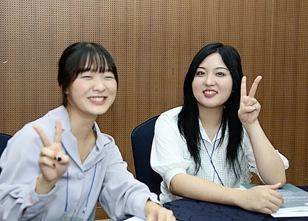 전서현 (21) 경희대학교 컨벤션경영학과 학생(왼쪽)과 마에다 유키미(21) 학생(오른쪽)이 "금새 친해졌다"며 환하게 웃었다.