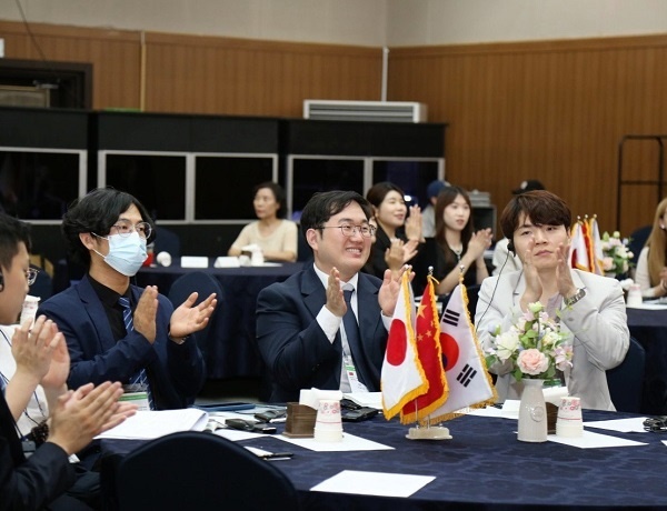 중국측 참가 대학생들이 K-pop 축하공연이 끝나자 박수로 화답하고 있다. 