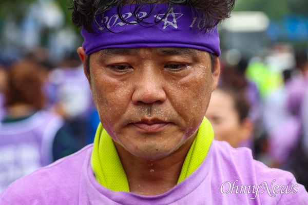  삼보일배중인 한 유가족의 얼굴에 땀이 비오듯 흘러내리고 있다.