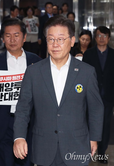 이재명 더불어민주당 대표가 22일 서울 여의도 국회에서 열린 긴급 의원총회에 참석하고 있다.
