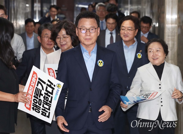 박광온 더불어민주당 원내대표가 22일 서울 여의도 국회에서 열린 긴급 의원총회에 참석하고 있다.
