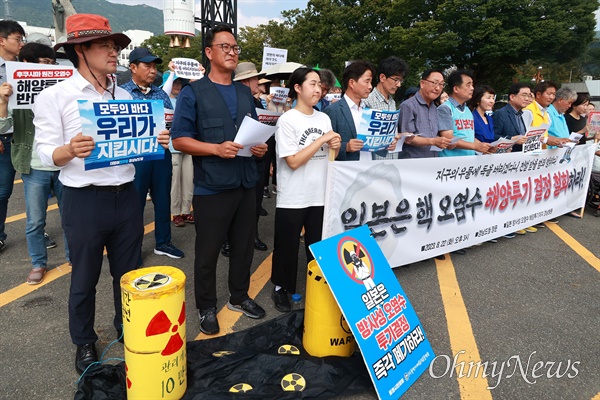 일본방사성오염수해양투기저지 경남행동은 22일 오후 경남도청 정문 앞에서 기자회견을 열어 ”일본의 핵 오염수 해양투기 결정에 대한 입장“을 발표했다.