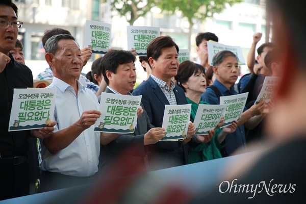 일본 정부가 24일부터 후쿠시마 원전 오염수 방류에 나서겠다고 결정하자, 22일 오후 부산시 동구 일본영사관 앞에서 지역 시민사회단체, 정당의  항의 행동이 이어지고 있다.
