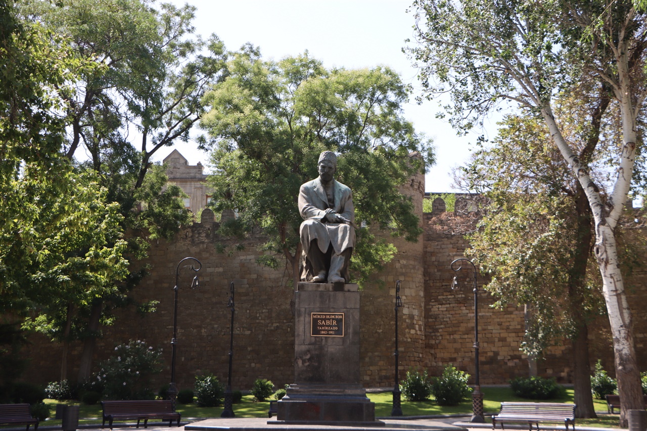 바쿠 성벽 앞 사비르 동상