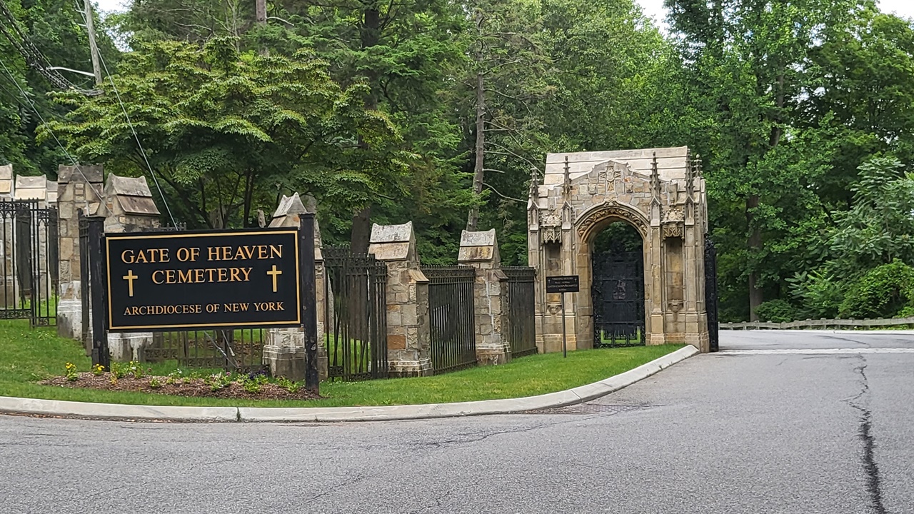 베이브 루스 선수와 빌리 마틴 감독의 묘소가 있는 게이트 오브 헤븐 공원묘지. 영원한 '홈'에 들어간 야구인들을 기억하는 야구팬을 만난 건 우연이 아니었던 듯 하다. 