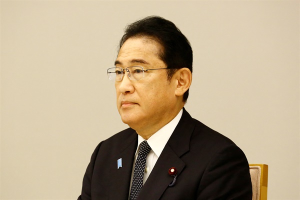 기시다 후미오 일본 총리가 22일 도쿄 총리실에서 후쿠시마 제1원자력발전소 오염수(일본 정부 명칭 '처리수') 해양 방류와 관련해 관계 각료회의를 주재하고 있다. 