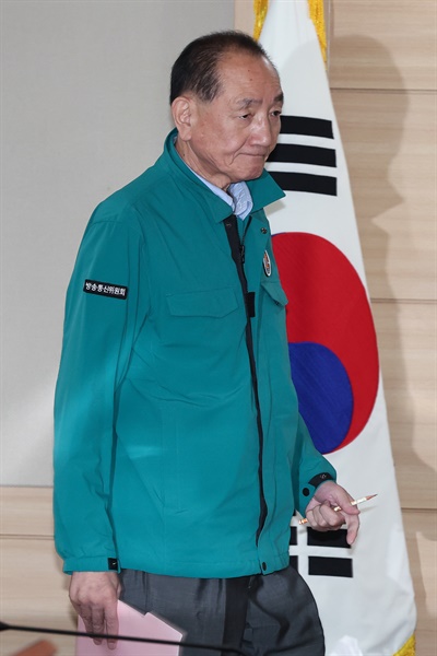 지난 8월 21일 오전 정부과천청사에서 열린 방송통신위원회 전체회의에서 김효재 위원장 직무대행이 회의장으로 들어서고 있다.