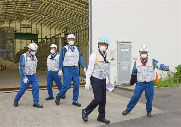 기시다 후미오 일본 총리가 20일 오염수(일본 정부 명칭 '처리수') 해양방류를 앞둔 20일 후쿠시마 제1원자력발전소를 방문, 방류시설을 시찰하고 있다.