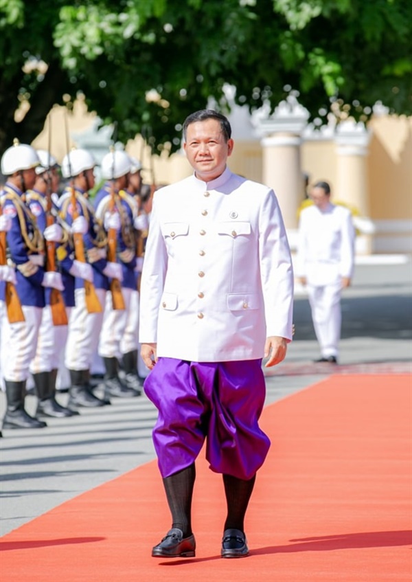 38년째 장기집권한 아버지 훈센 총리로부터 권력을 이어받은 훈 마넷 신임 총리가 전통의상을 입은 채 군인들의 사열을 받으며 왕궁 앞으로 향하고 있다. 