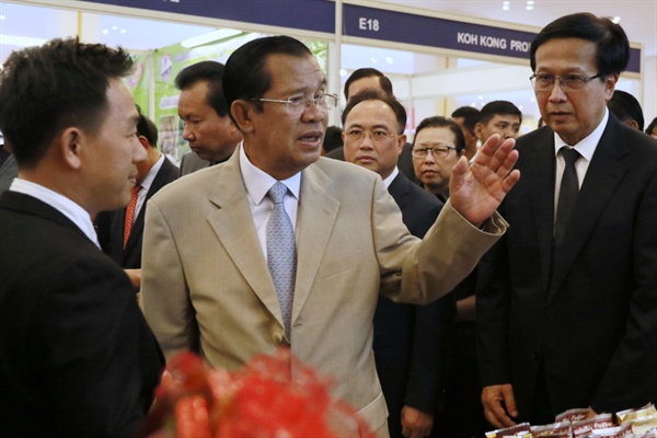 장남 훈 마넷이 새 총리로 취임한 당일 훈센 총리는 국회에서 가진 기자회견에서 "이제 새로운 후임자에게 자리를 물려주고 떠날 적절한 때가 왔다"고 말했다. 