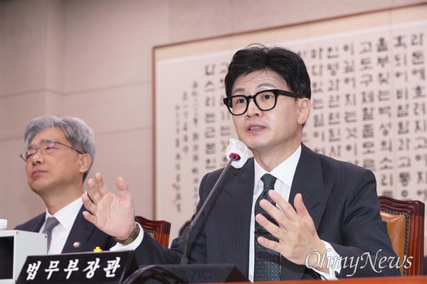 한동훈 법무부 장관이 23일 서울 여의도 국회에서 열린 법제사법위원회 전체회의에서 의원 질의에 답변하고 있다.