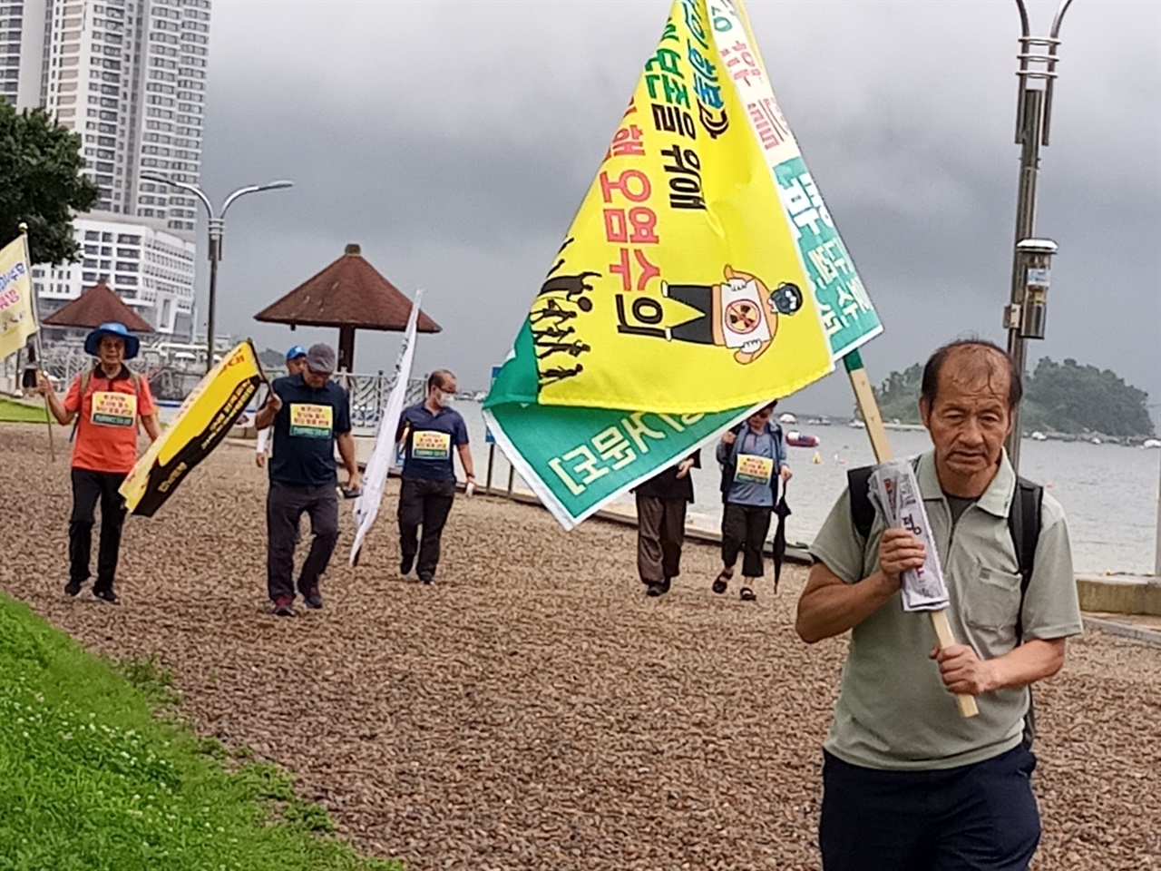 여수 웅천 바닷가에서 후쿠시마 방사능 핵 폐수 방류 반대 도보 순례 중인 전남동부교회협(NCC) 회원들