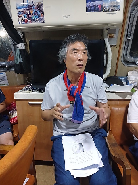 코리아나호에서 참석자들에게  '18~19세기 영국 해군의 조선 남서해안 탐사 재조명' 강의를 하고 있는 한국해양대학교 김낙현 교수 모습  