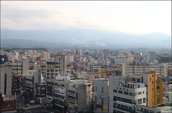 청약을 진행한 더샵 연동애비뉴는 전국에서 분양가가 가장 높은 서울(3.3㎡당 3193만 원) 보다 비싼 수준이다.？
