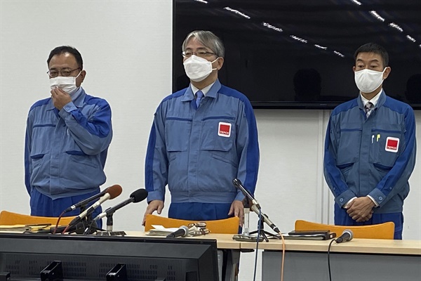 후쿠시마 제1원자력 발전소의 오염수 방출을 담당하는 도쿄전력 홀딩스 임원 마츠모토 준이치(가운데)가 2023년 8월 24일 원전 오염수가 태평양으로 방출될 것이라고 발표하고 있다. 