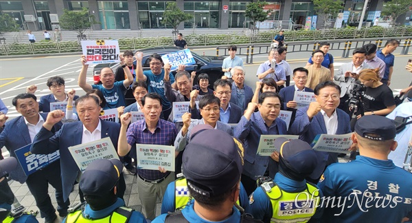  민주당 경남도당은 8월 23일 오후 주부산 일본영사관을 찾아가 핵오염수 해양투기 결정 철회를 외쳤다.