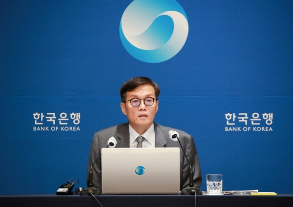이창용 한국은행 총재가 24일 오전 서울 중구 한국은행에서 열린 통화정책방향 기자간담회에서 발언하고 있다.