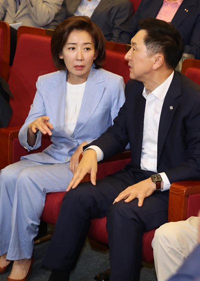24일 국회에서 열린 '인구와 기후 그리고 내일' 창립포럼에서 나경원 이사장이 국민의힘 김기현 대표와 대화하고 있다.
