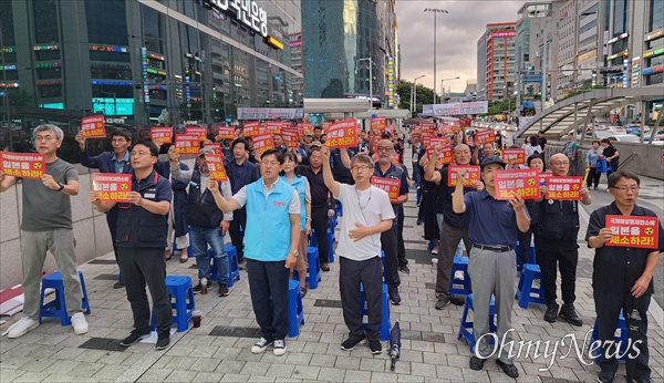 평화나비대전행동과 민주노총대전지역본부는 24일 저녁 대전 서구 둔산동 은하수네거리에서 ' 일본 핵폐수 해양투기 규탄 대전시민촛불행동'을 개최했다.
