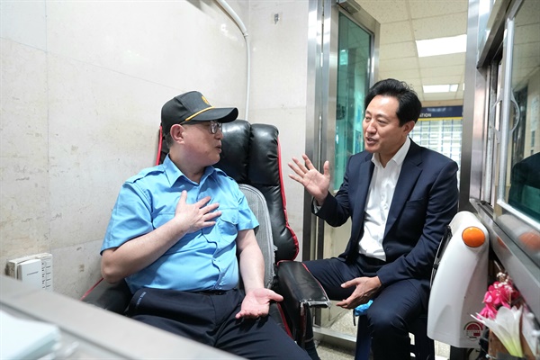 오세훈 서울시장(오른쪽)이 7월 4일 안심소득 1차 시범사업 지원 대상자인 강영근씨를 만나 안심소득에 대한 대화를 나누고 있다.