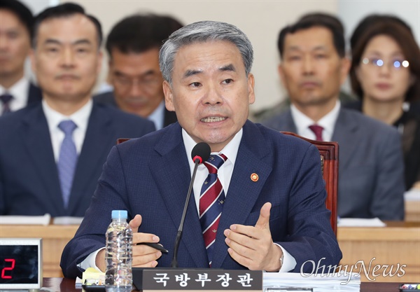 이종섭 국방부 장관이 25일 서울 여의도 국회에서 열린 국방위원회 전체회의에서 의원 질의에 답변하고 있다. 