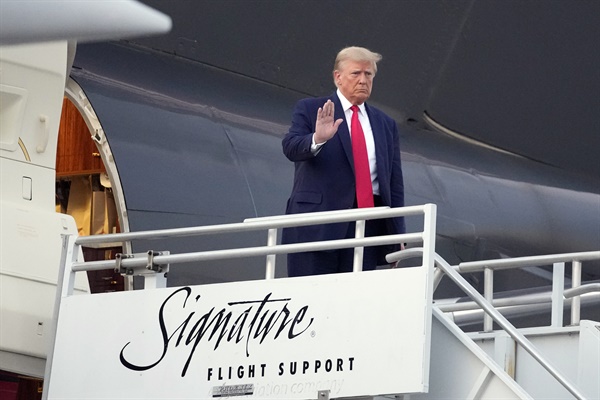 도널드 트럼프 전 미국 대통령이 2023년 8월 24일 목요일 애틀랜타의 하츠필드-잭슨 애틀랜타 국제공항에서 출발하기 전 비행기에 탑승하며 손을 흔들고 있다.