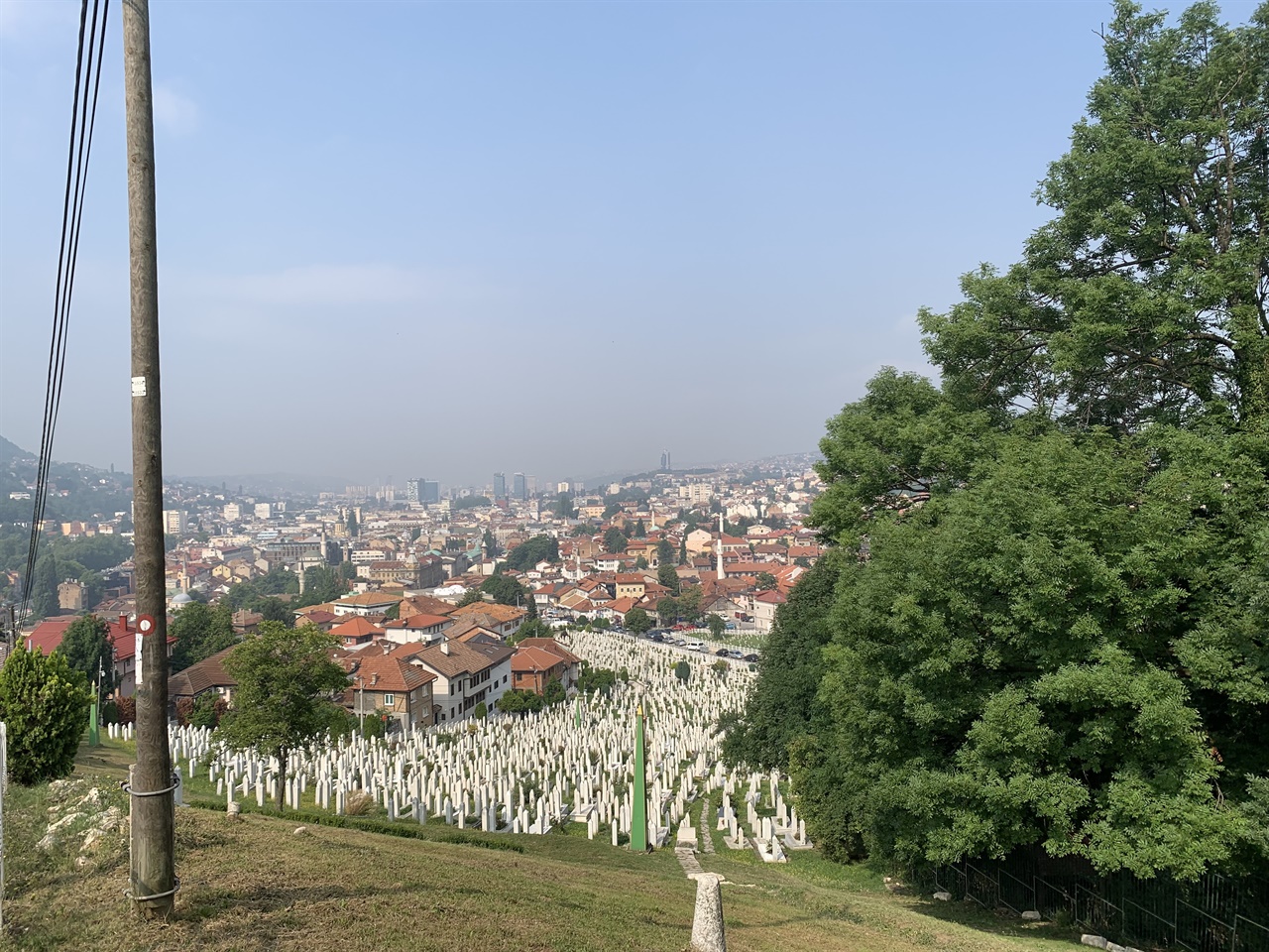 보스니아 헤체르고비나의 수도 사라예보 모습 1990년대 보스니아전쟁 중 사라예보 1425일 봉쇄기간 무려 1만 1541명이 희생되었다. 급하게 묘지가 필요했던 도시는 아이들이 놀던 공원들을 공동묘지로 전용하기에 이르렀다. 

