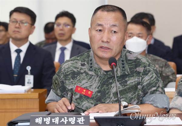 김계환 해병대 사령관이 지난 8월 25일 오후 서울 여의도 국회에서 열린 국방위원회 전체회의에서 의원 질의에 답변하고 있다.