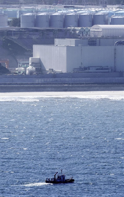 2023년 8월 24일 일본 후쿠시마 제1원자력발전소가 오염수를 태평양에 방출하기 시작한 뒤, 방사성 물질을 모니터링하기 위해 바닷물을 채취하는 배가 후쿠시마 제1원자력발전소 근처에 떠 있다. 