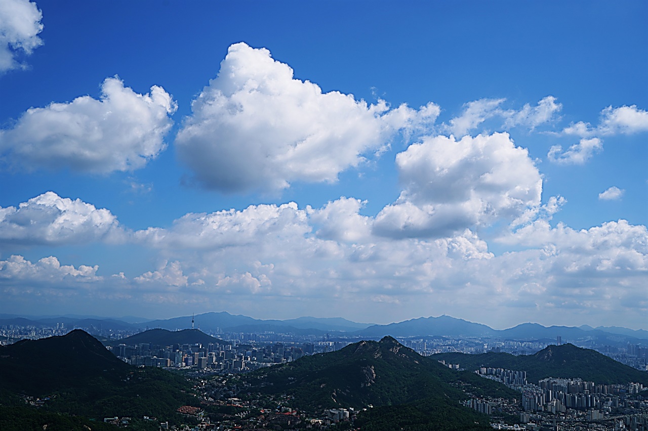 서울 시내 위의 아름다운 구름