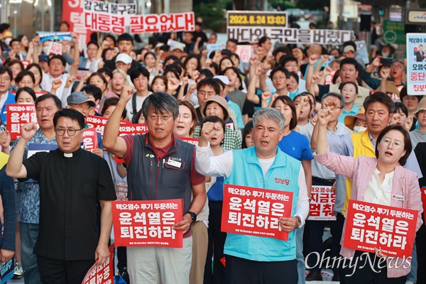  25일 저녁 창원 정우상가 앞에서 열린 "일본 핵오염수 해양투기 중단 촉구 경남대회".