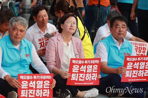 25일 저녁 창원 정우상가 앞에서 열린 "일본 핵오염수 해양투기 중단 촉구 경남대회".